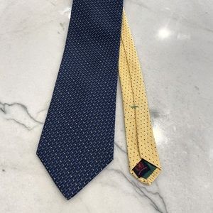 Tommy Hilfiger 100% Silk tie in navy and yellow.
